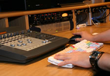 Console de mixage dans le Studio 1 de PrimeVoices