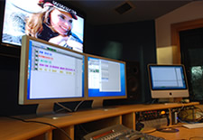 Studio 1 de PrimeVoices avec matériel d’enregistrement, préamplificateur, table de mixage